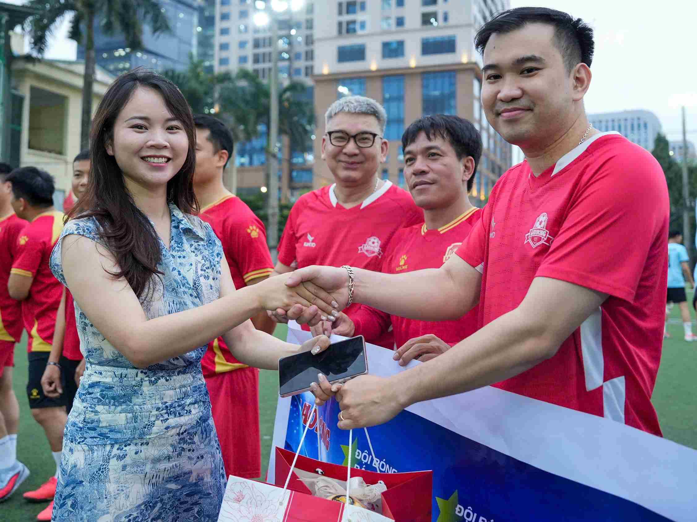 Chủ tịch Công đoàn Phạm Đăng Huỳnh và Phó Bí thư Chi đoàn Thanh niên Báo Lao Động Phạm Thị Minh Ánh tặng quà lưu niệm cho đại diện 2 đội bóng trước trận.