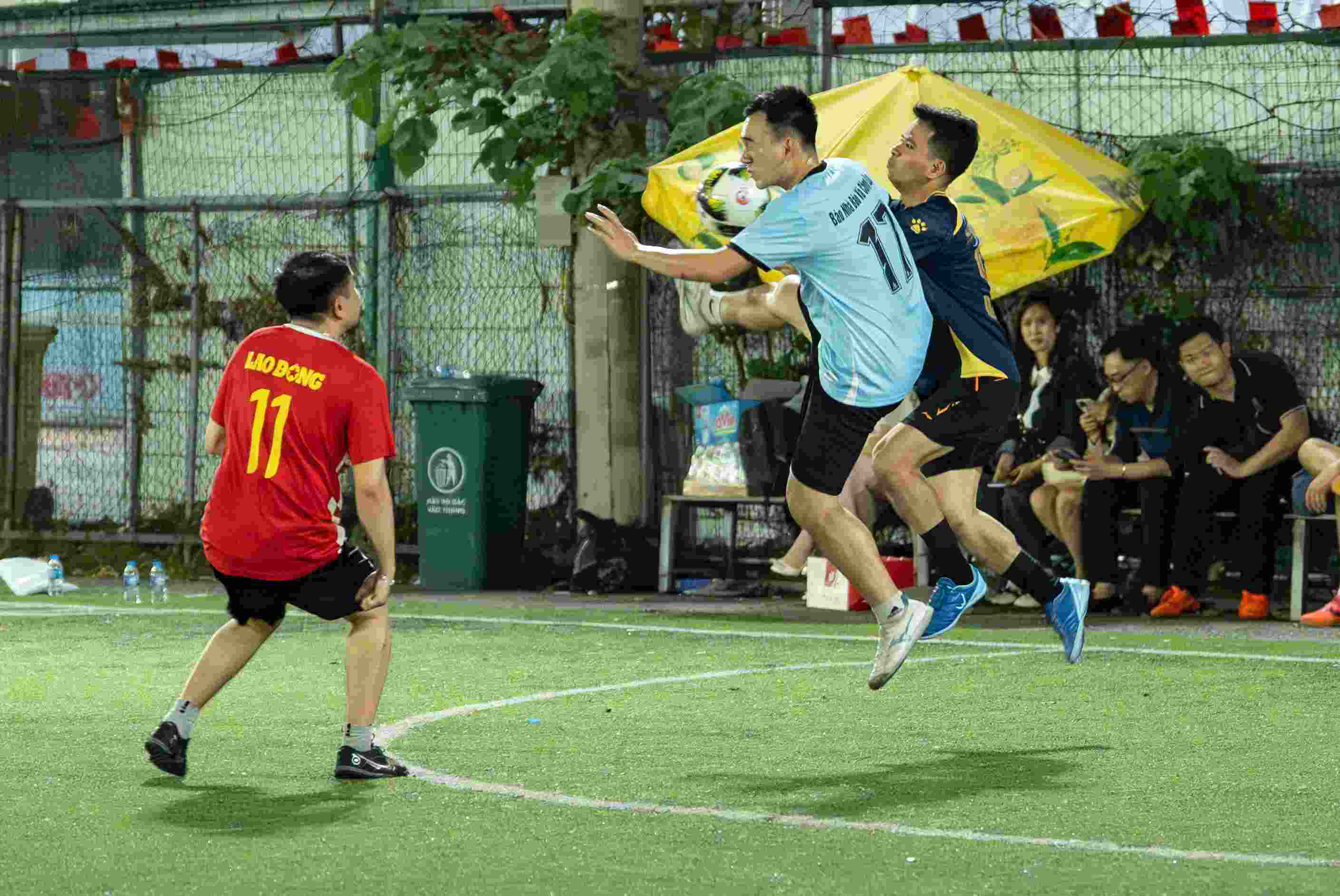 Khoảng 10 phút đầu, đội Lao Động thi đấu khá rời rạc, không có nhiều tình huống phối hợp thành công. Thủ thành Viên Nguyễn nhiều lần phải trổ tài cứu thua.