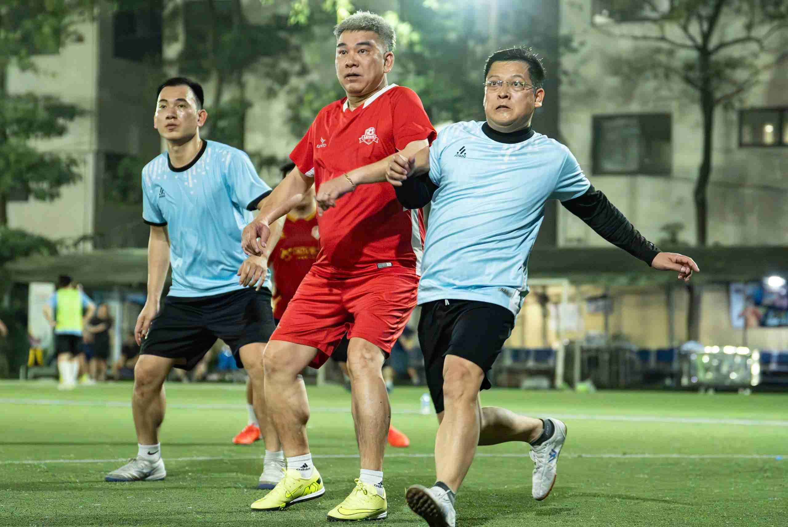 Bế tắc trong việc tìm bàn thắng, đội bóng Báo Lao Động tung tiền đạo Quang Hiệu vào sân.