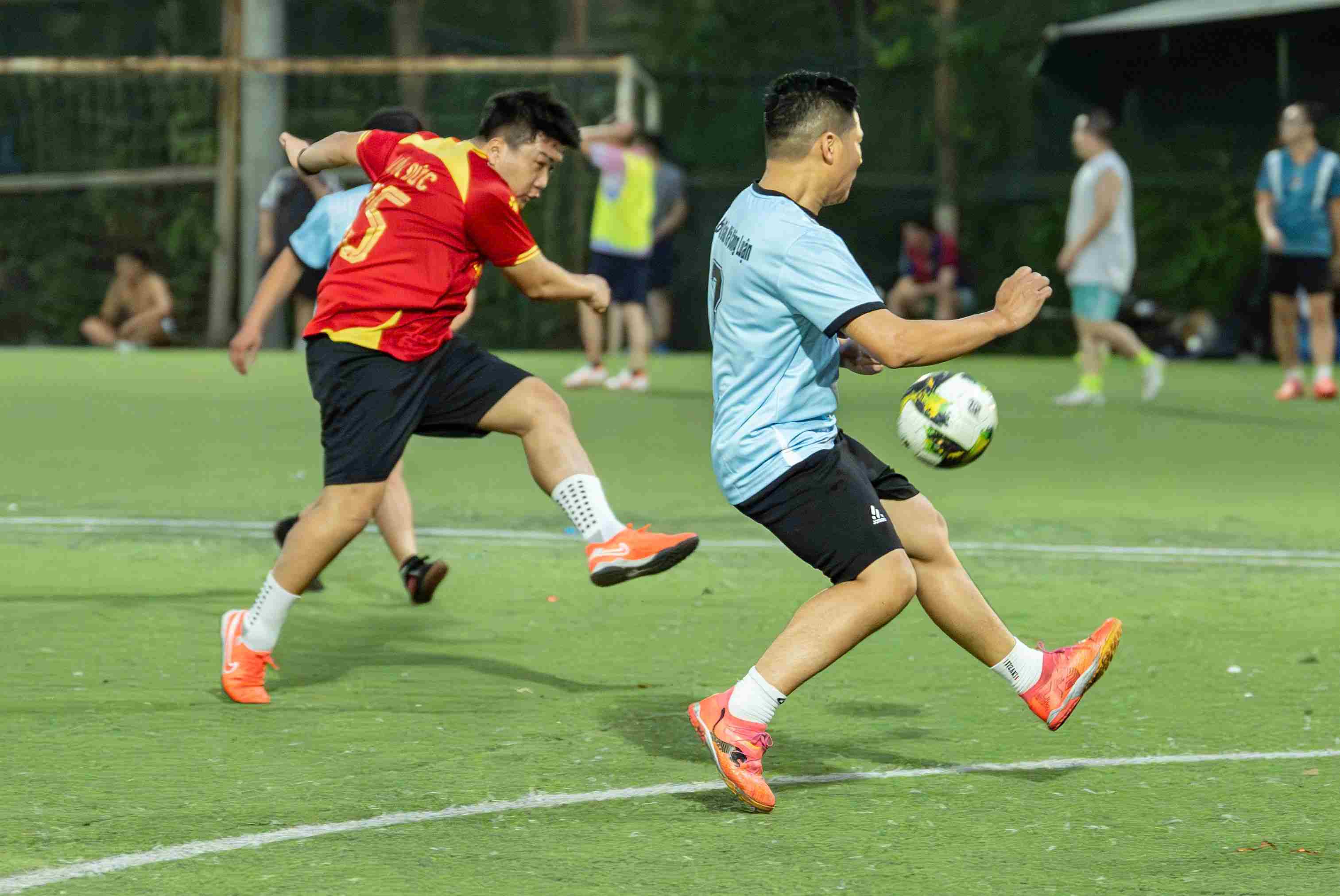 Thi đấu không hay nhưng chủ nhà gặp may. Thủ môn đội khách mắc sai lầm, Văn Đức tận dụng tốt thời cơ ghi bàn mở tỉ số.