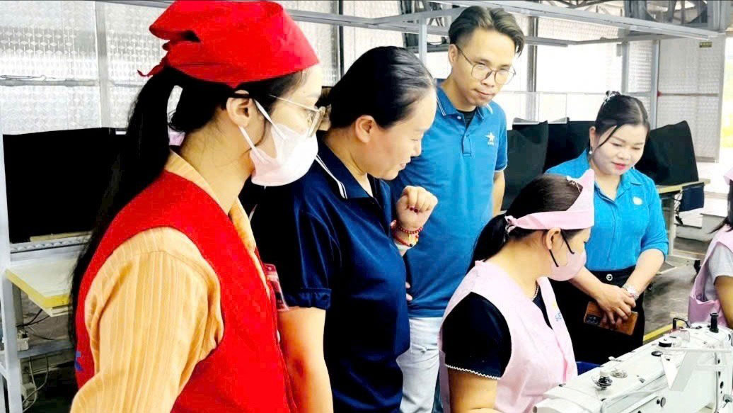 Ban Công đoàn các khu công nghiệp gặp gỡ người lao động, tuyên truyền phát triển đoàn viên. Ảnh: Bảo Nguyên