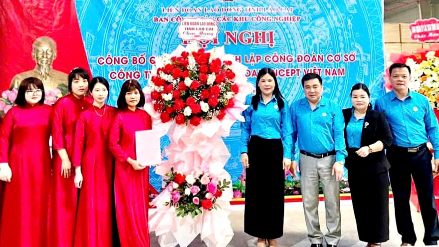 라오까이성 노동총연맹 지도부가 OAKONCEPT 베트남 목재 산업 유한회사 노동조합 설립 결정서를 수여하고 있습니다. 사진: 바오 응우옌