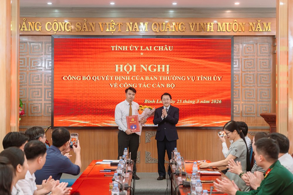 Ông Sùng A Hồ - Phó Bí thư Thường trực Tỉnh ủy trao Quyết định và tặng hoa chúc mừng ông Trần Thanh Tuấn. Ảnh: laichau.gov.vn