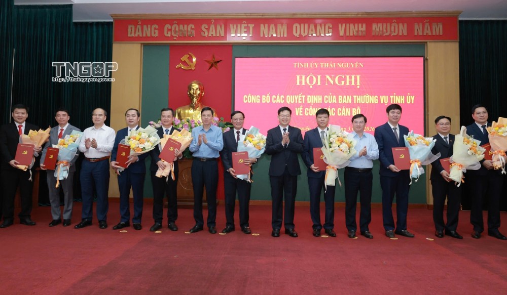 Leaders of Thai Nguyen province present decisions on transfer, rotation, appointment, and assignment of officials. Photo: Thainguyen. gov. vn