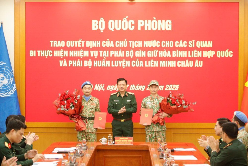 Thượng tướng Nguyễn Trường Thắng - Ủy viên Trung ương Đảng, Thứ trưởng Bộ Quốc phòng trao quyết định và chúc mừng các sĩ quan đi thực hiện nhiệm vụ. Ảnh: Bộ Quốc phòng 