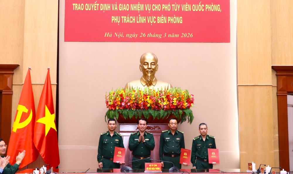 Trung tướng Vũ Trung Kiên - Ủy viên Trung ương Đảng, Tư lệnh Bộ đội Biên phòng - trao Quyết định cho 2 Thượng tá và 1 Trung tá. Ảnh: Thanh Xuân 