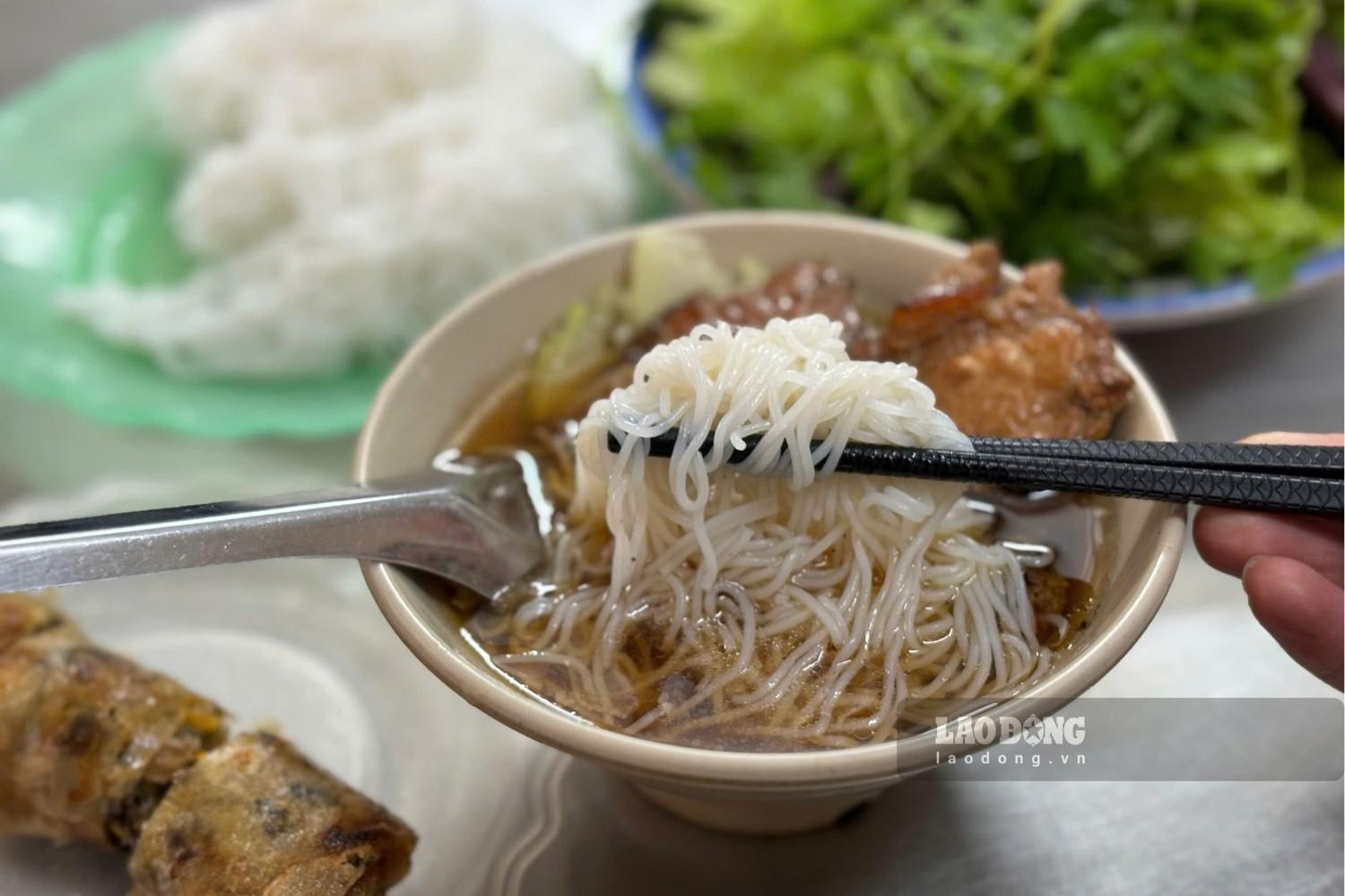 Suất bún chả đầy đặn, giá cả hợp lí. Ảnh: Nguyễn Đạt