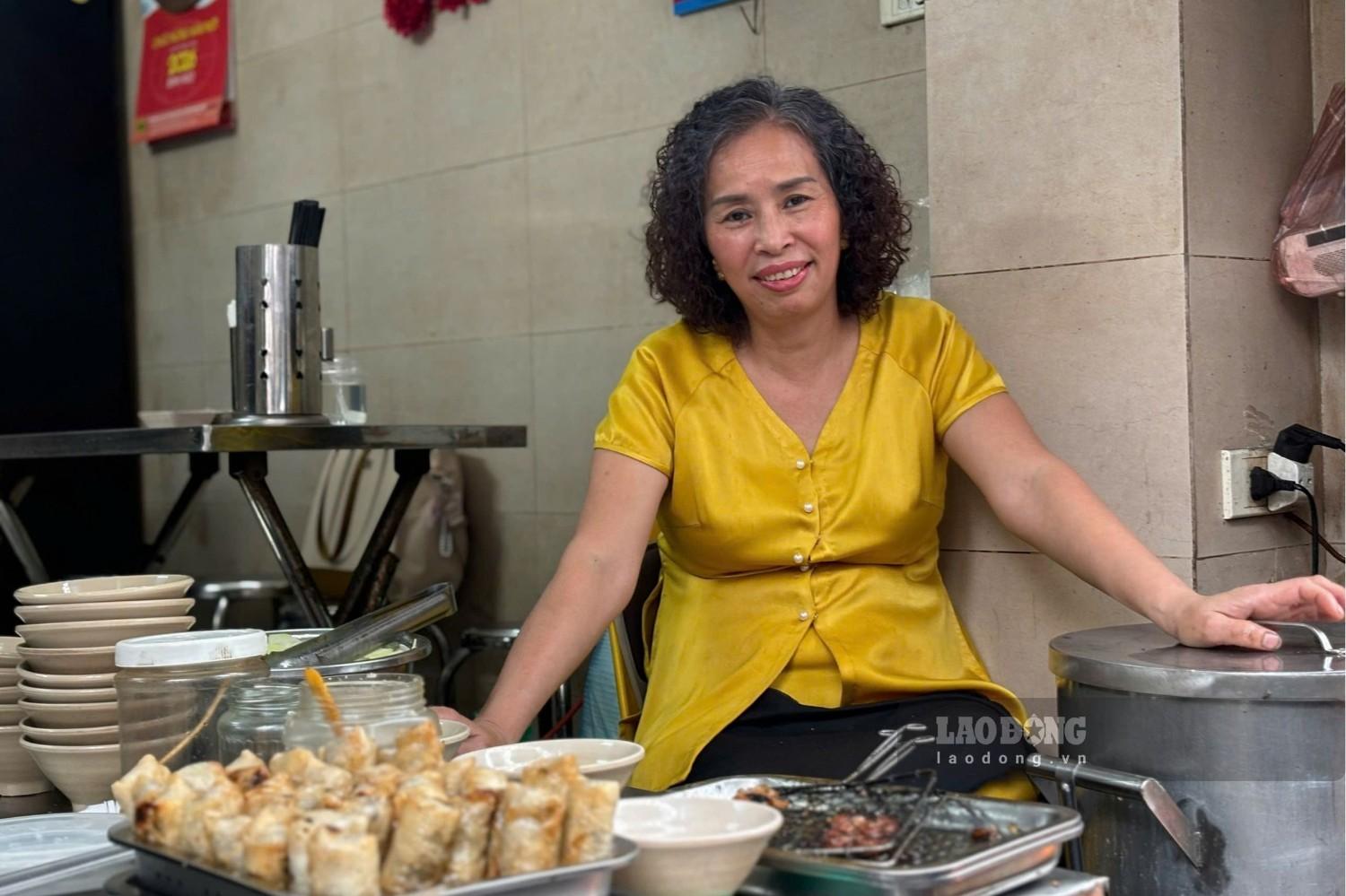 Bà Lê Thị Như Cúc đã mở quán bún chả tại số 29 Yên Phụ gần 30 năm nay. Ảnh: Nguyễn Đạt