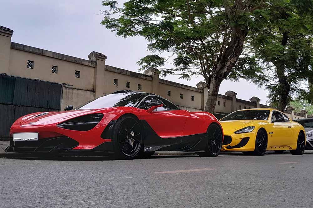 The McLaren 720S supercar accompanying the Maserati GranTurismo stands out on the streets of Hanoi. Photo: Car Spotting Vietnam
