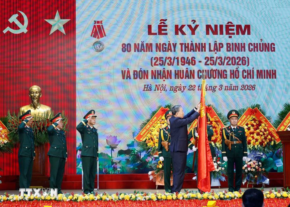 Tổng Bí thư Tô Lâm trao tặng Huân chương Hồ Chí Minh cho Binh chủng Công binh. Ảnh: TTXVN