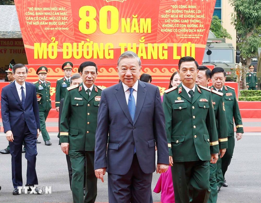 Tổng Bí thư Tô Lâm và các đại biểu đến dự Lễ kỷ niệm 80 năm Ngày thành lập Binh chủng Công binh. Ảnh: TTXVN