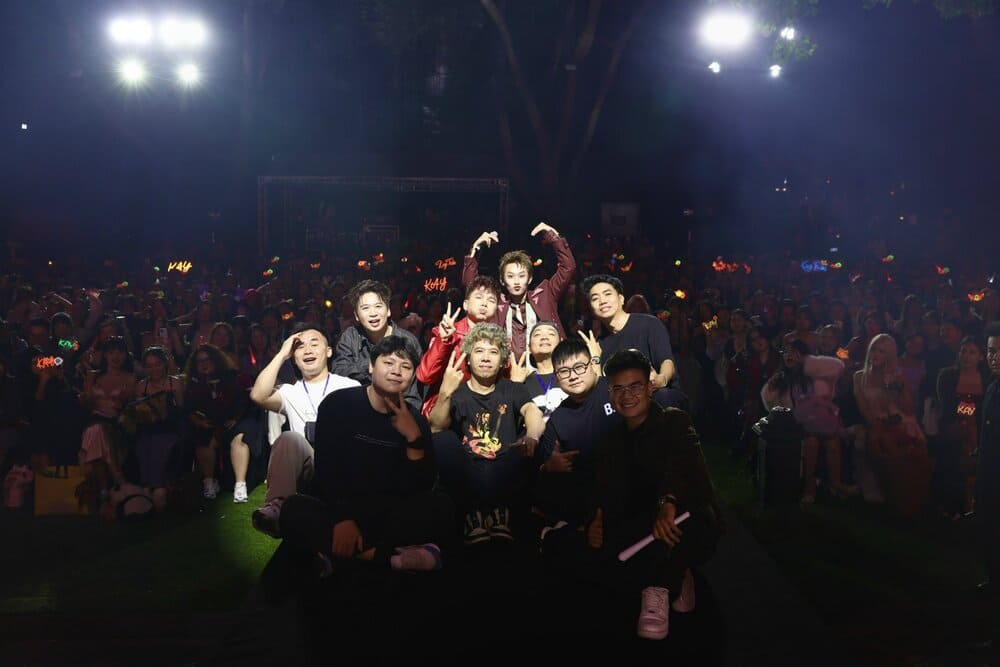 Đêm nhạc được thực hiện bởi DL Entertainment, dưới sự bảo trợ của Nhà tổ chức hàng đầu Vạn Show. Đêm nhạc nằm trong chuỗi các sự kiện hướng tới kỷ niệm 10 năm thành lập Vạn Show của đạo diễn Vạn Nguyễn.