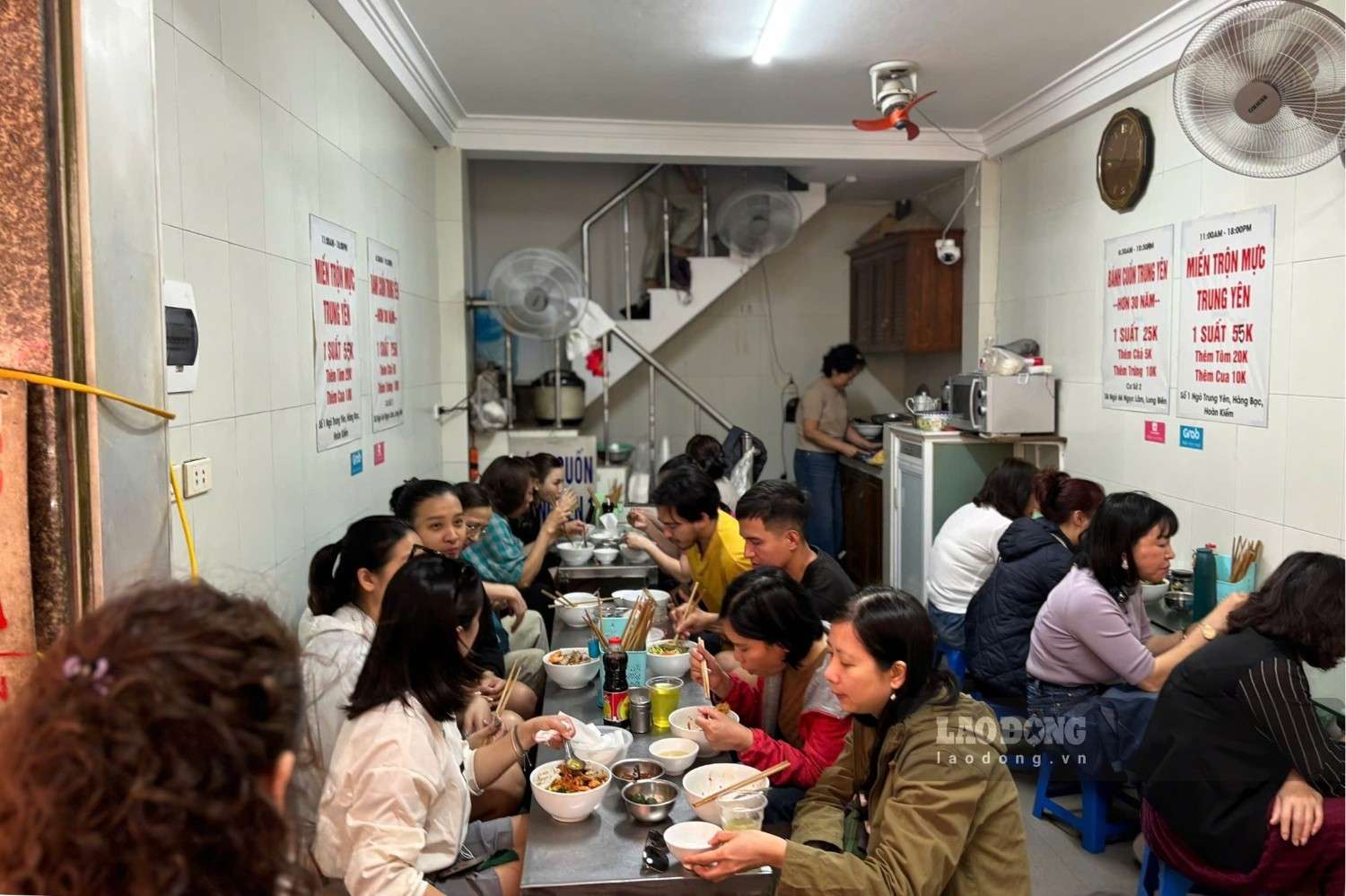 Quán miến trộn luôn trong tình trạng chật kín bàn. Ảnh: Nguyễn Đạt