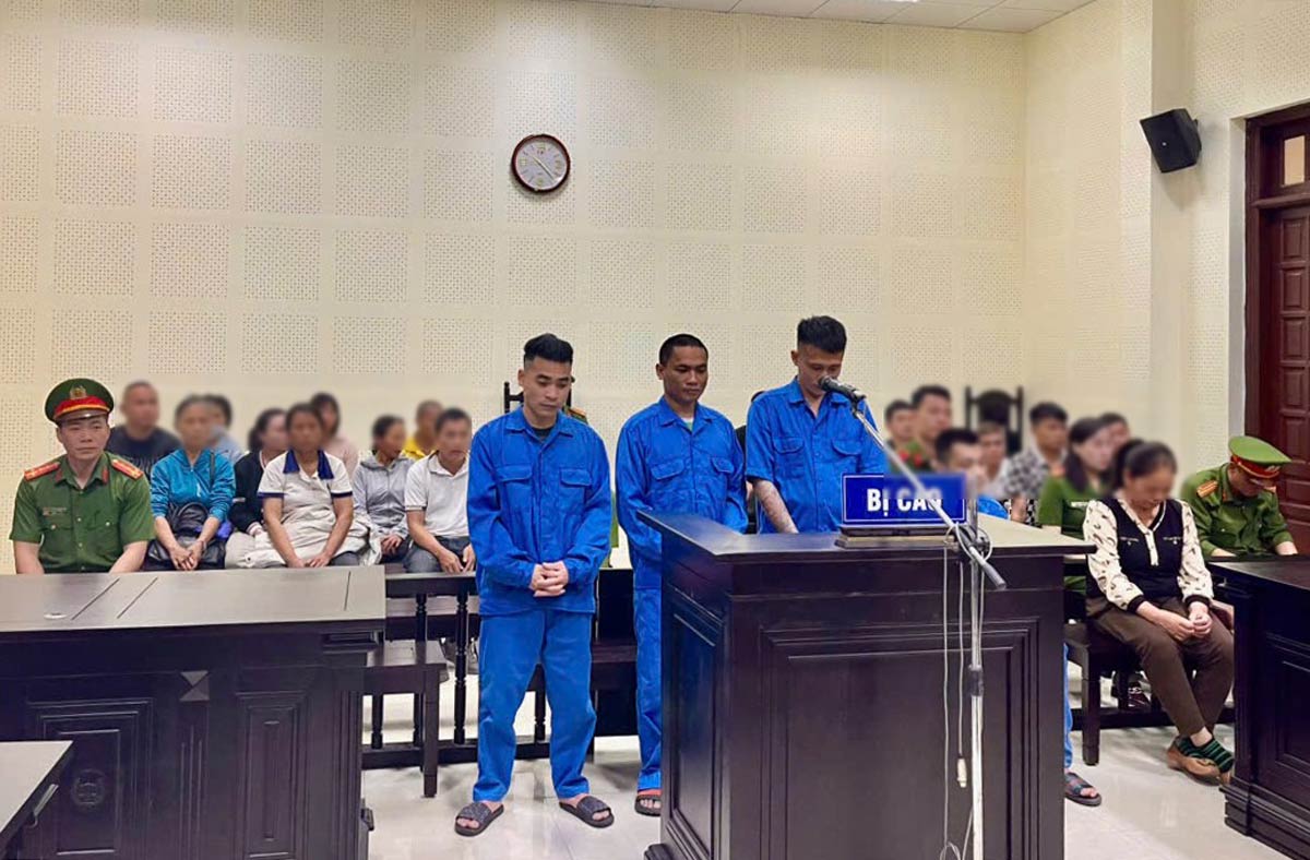 Quang cảnh phiên tòa xét xử vụ án mua bán và tổ chức sử dụng trái phép chất ma túy xảy ra tại Bệnh viện Bảo vệ sức khỏe tâm thần Quảng Ninh. Ảnh: Công an Quảng Ninh