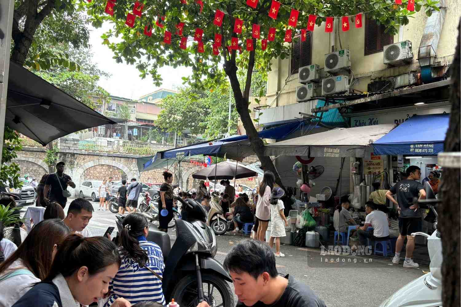 Quán phở Khôi Hói luôn trong tình trạng đông khách, bàn ghế san sát dọc phố Hàng Vải. Ảnh: Nguyễn Đạt
