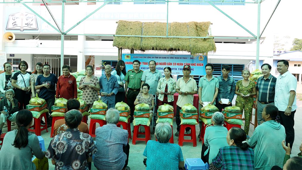 200 hộ dân có hoàn cảnh khó khăn được tặng quà nhân dịp cả nước chào mừng các sự kiện quan trọng của đất nước. Ảnh: Vũ Tiến