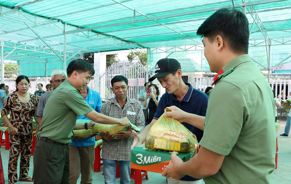 Trao quà tận tay người dân. Ảnh: Vũ Tiến