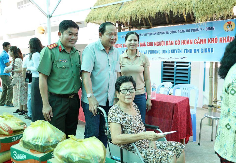 Ân cần với người cao tuổi. Ảnh: Vũ Tiến