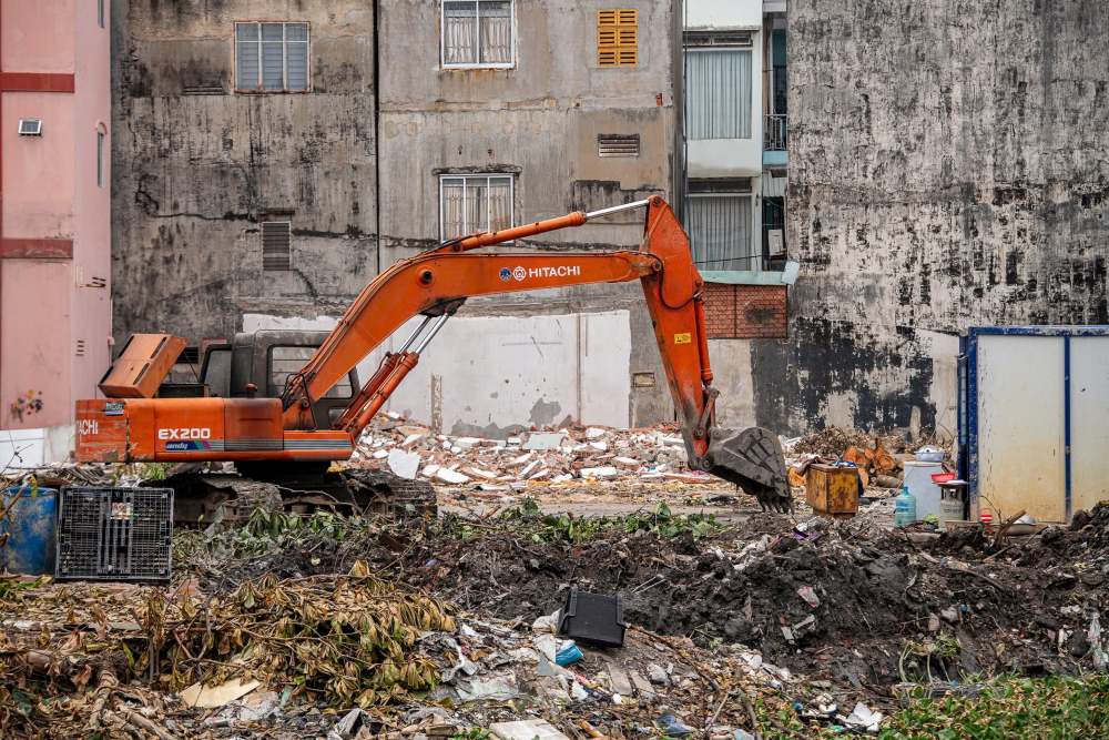 Hình ảnh ghi nhận tại đoạn gần cầu Phan Chu Trinh thuộc gói XL02. Một vài máy ép cọc đang hoạt động trên phần diện tích nhỏ hẹp vừa được giải tỏa. Ảnh: Thái Bảo