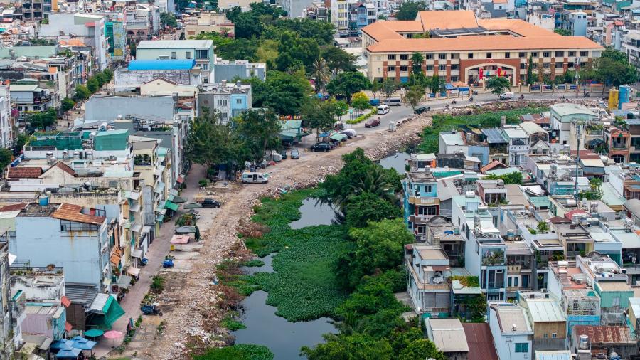 Tại gói XL02, mặt bằng hai bên rạch vẫn đang được dọn dẹp, việc triển khai thi công chỉ mới bắt đầu ở một vài vị trí. Ảnh: Anh Tú