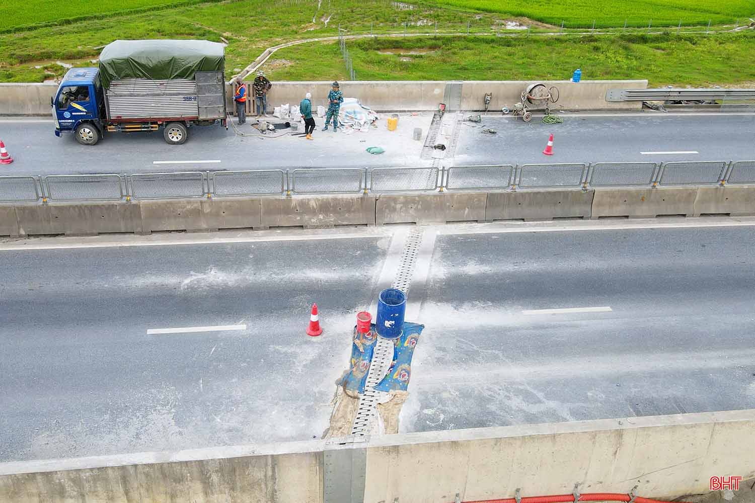 Workers are repairing the expansion joint of Ham Nghi bridge on the Bai Vot - Ham Nghi expressway. Photo: Duc Tuan