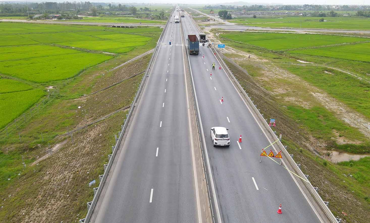 Trong lúc sửa chữa, phương tiện lưu thông ở một làn đường còn lại ở mỗi chiều đi. Ảnh: Đức Tuấn