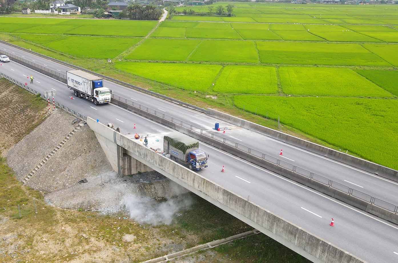 Việc sửa chữa dự kiến hoàn thành trong vài ngày tới. Ảnh: Đức Tuấn