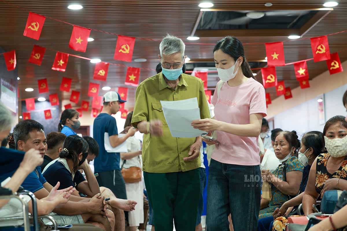 保健省の草案は、社会の弱者層に対する定期健康診断または無料スクリーニングを優先するロードマップに関する提案について意見を求めています。写真:ハイ・グエン