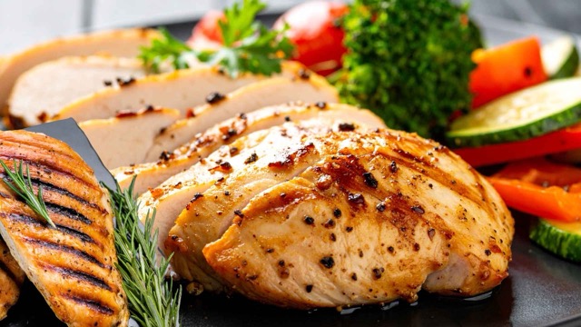 Chicken breast combined with green vegetables is a balanced meal, supporting muscle gain when losing weight. Graphic photo: Huong Son