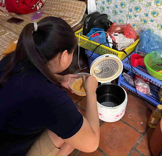Workers plan to spend sparingly as prices rise rapidly. Photo: Minh Huong.