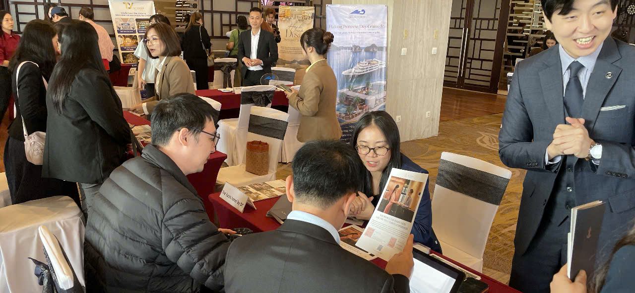 Đại diện các công ty lữ hành Thái Lan gặp gỡ, trao đổi với các công ty lữ hành Quảng Ninh. Ảnh: Nguyễn Hùng