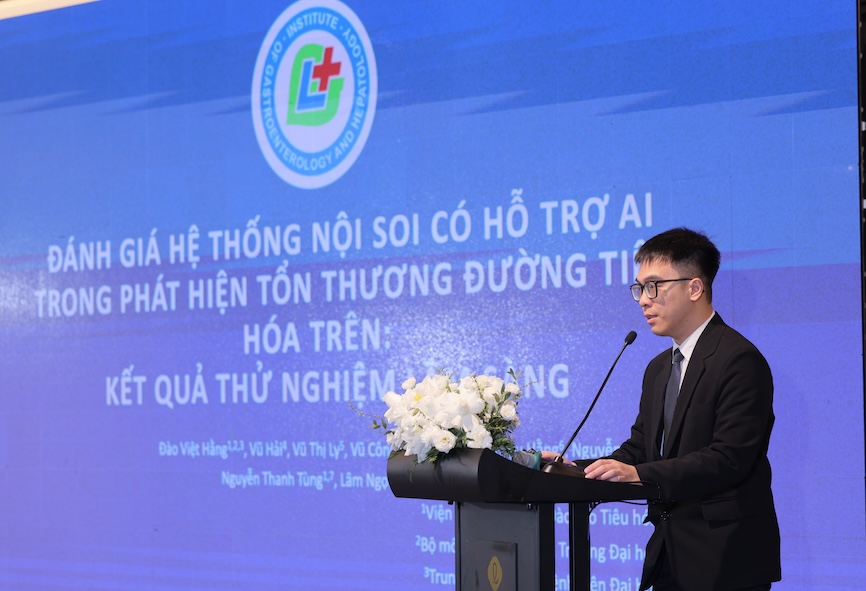 BS Nguyễn Phúc Bình chia sẻ về ứng dụng AI trong nội soi tiêu hóa và các kết quả thử nghiệm lâm sàng. Ảnh: Đức Vân