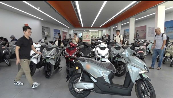 ホーチミン市の多くの人々は、コストを最適化するために電動バイクに乗り換えています。