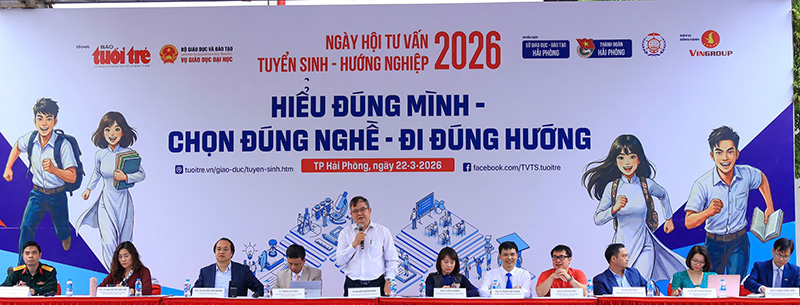 Tham dự Ngày hội tư vấn tuyển sinh - hướng nghiệp, học sinh được tư vấn bởi đại diện các chuyên gia giáo dục. Ảnh: Ngọc Huyền