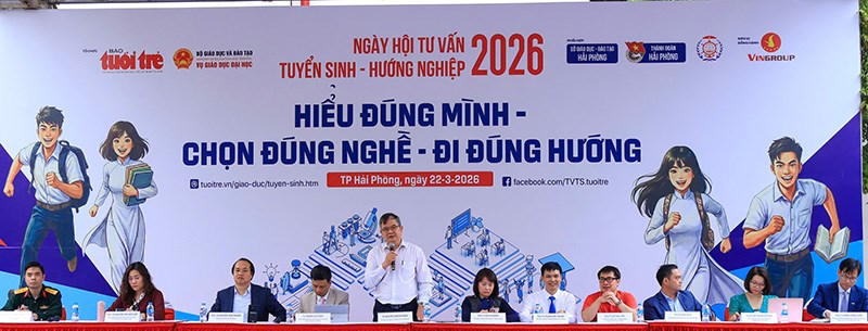 Tham dự Ngày hội tư vấn tuyển sinh - hướng nghiệp, học sinh được tư vấn bởi đại diện các chuyên gia giáo dục. Ảnh: Ngọc Huyền