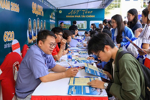 Học sinh tham quan các gian hàng của các Trường đại học. Ảnh: Ngọc Huyền