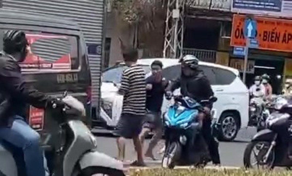 Two drivers fighting in the middle of the road are being investigated by the police. Photo: Cut from clip