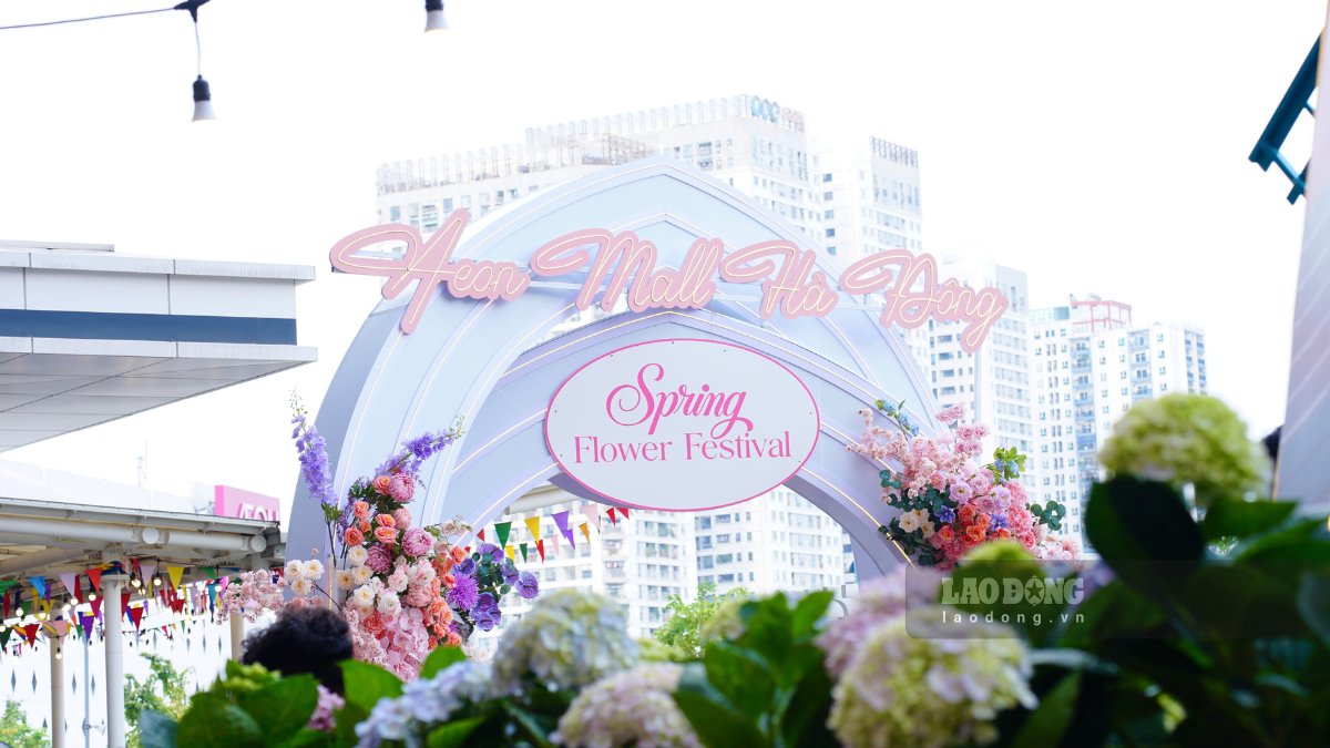 Cổng chào Lễ hội hoa xuân Spring Flower Festival tại Aeon Mall Hà Đông.
