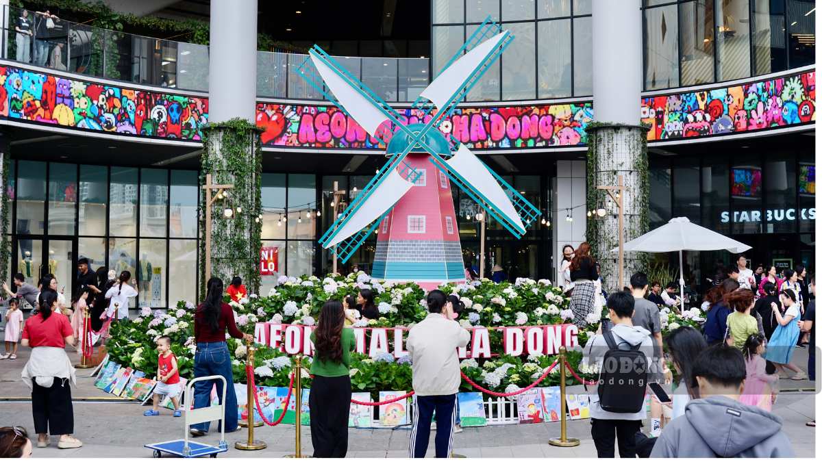 Khu vực quảng trường trung tâm nổi bật với mô hình cối xay gió khổng lồ được bao quanh bởi hàng ngàn gốc hoa cẩm tú cầu.