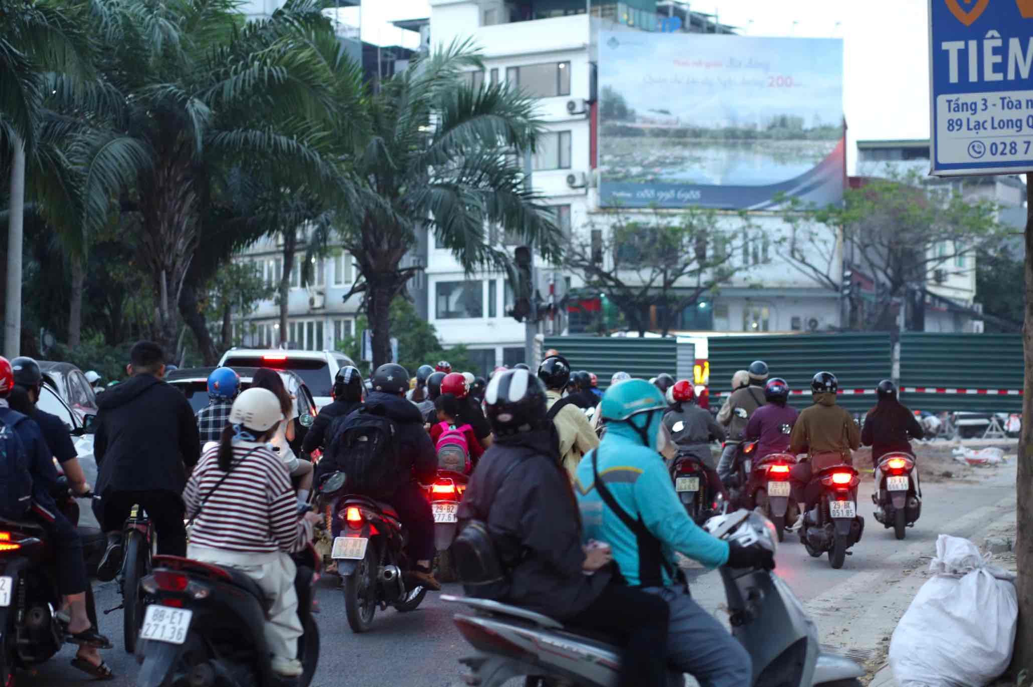 Hanoi barricades flood prevention construction. Photo: Ngoc Thuy