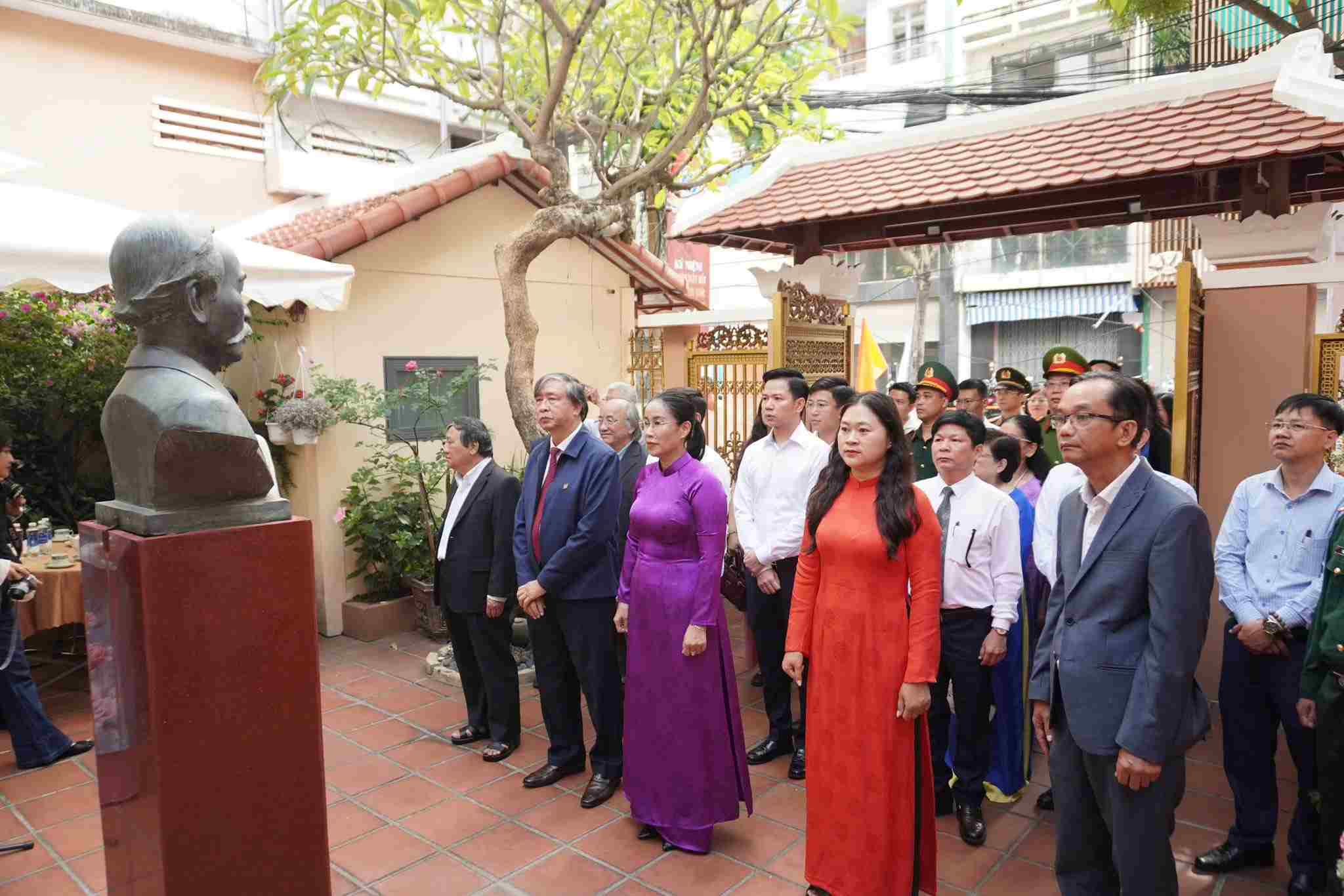 Da Nang leaders offer incense to express gratitude and commemorate patriot Phan Chau Trinh at the memorial house. Photo: Nguyen Thuy