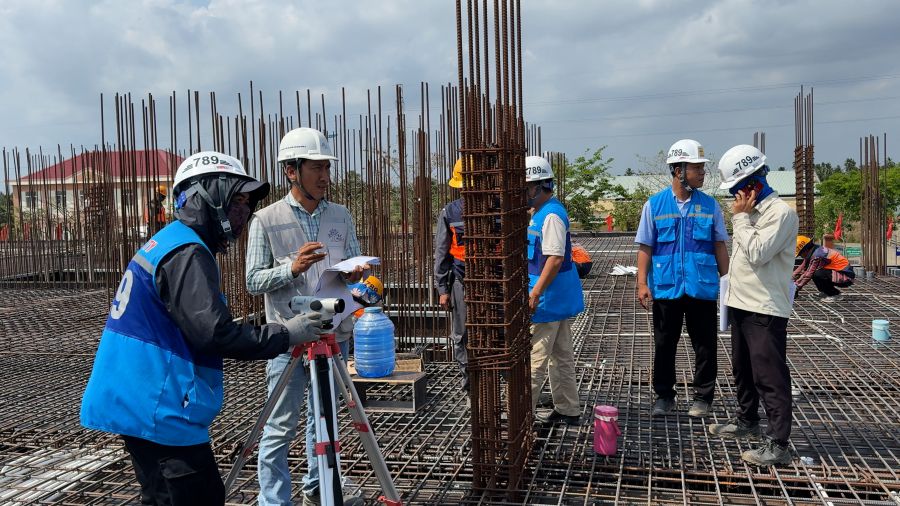 노동 안전 감독 작업은 노동조합 사회 주택 건설 현장에서 정기적으로 수행됩니다. 사진: 호앙록