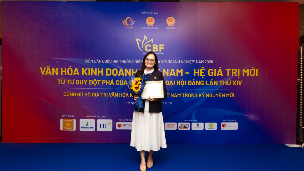 Hung Hau Food Joint Stock Company (HungHau Foods) receives the Vietnamese Business Culture Standard 2025 award. Photo: Provided by DN
