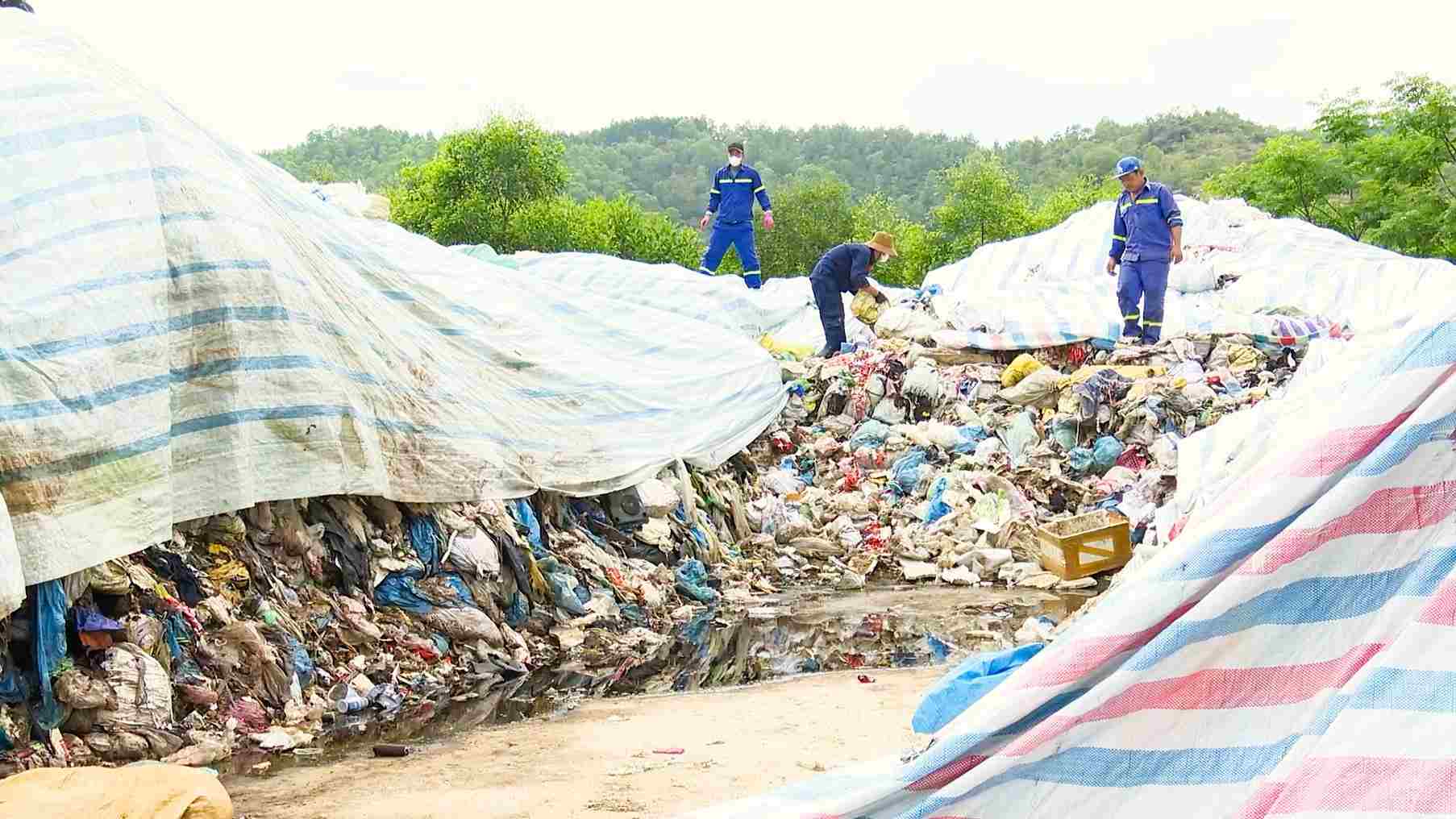 Rác “bủa vây” sau gần nửa năm ùn ứ, nhiều địa phương ở Đà Nẵng kiến nghị khẩn lên chính quyền thành phố sớm có giải pháp tháo gỡ. Ảnh: Trường An