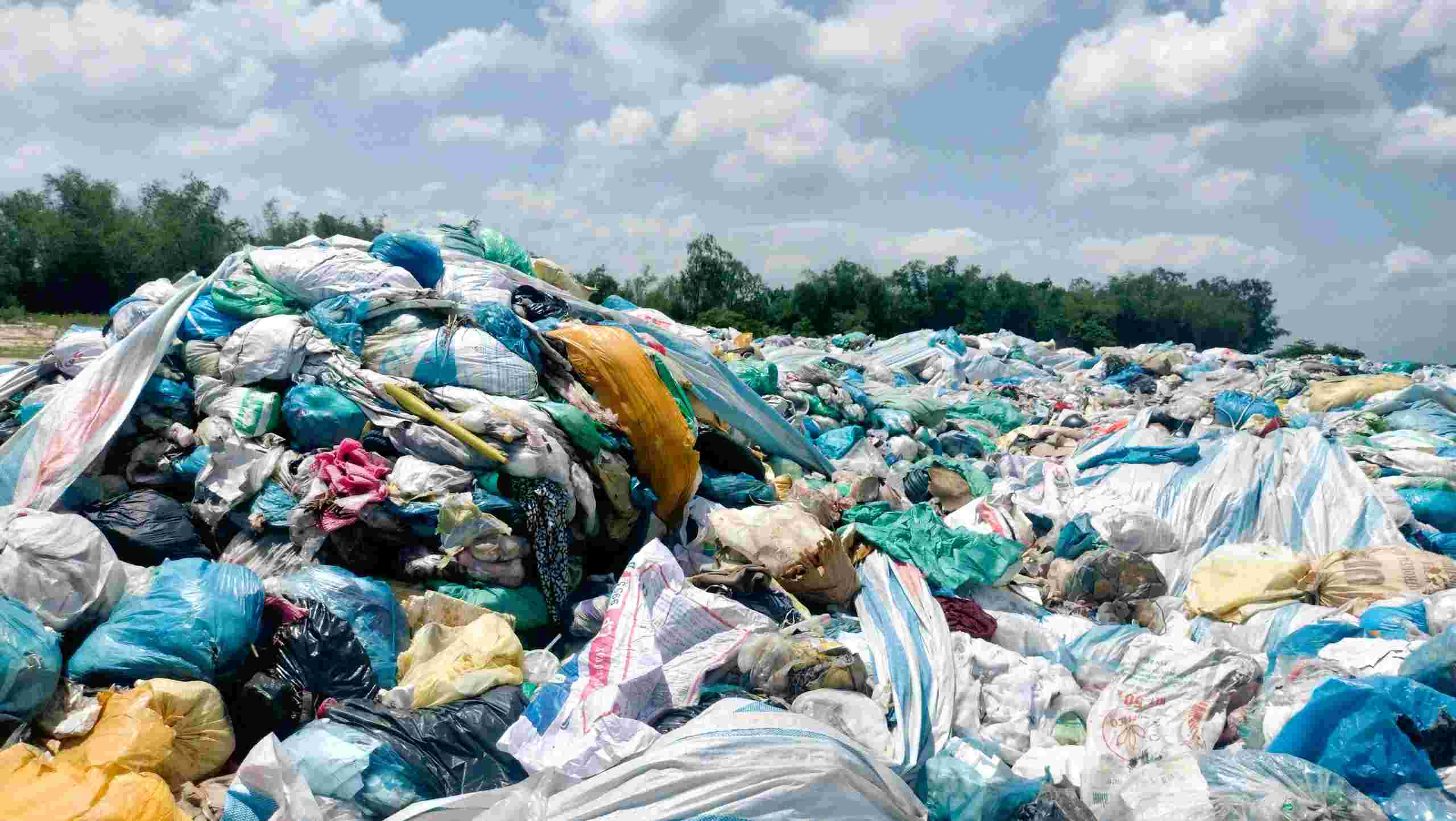 Garbage "surrounds" after nearly half a year of congestion, many localities in Da Nang urgently petition the city government to soon have solutions to remove it. Photo: Truong An