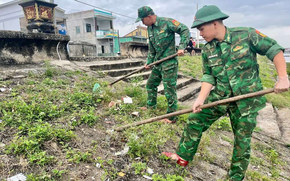 Quang Tri Border Guard Youth mobilize forces to simultaneously clean up the environment. Photo: Quang Tri Border Guard