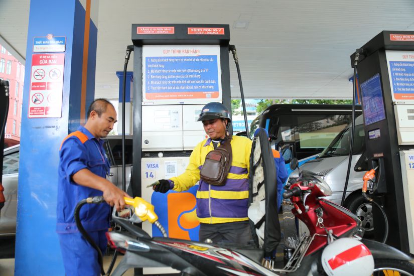 E10 gasoline is gradually being chosen by Ho Chi Minh City residents to use. Photo: Ngoc Le