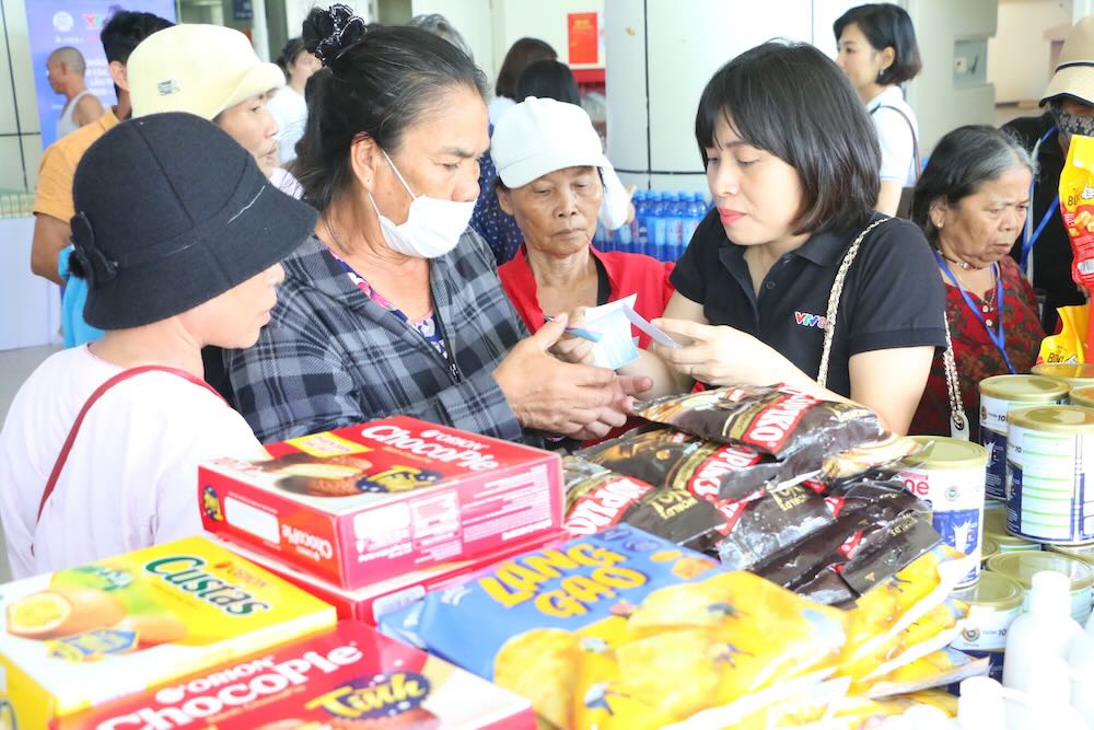 Những phần quà ý nghĩa đến tay người dân khó khăn. Ảnh: Quảng An