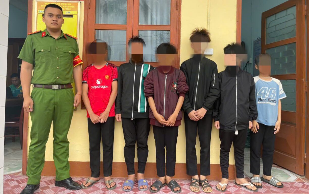 Functional forces identify 6 teenagers related to the stone-throwing incident on the highway that broke many car windows. Photo: Bac Trach Commune Police