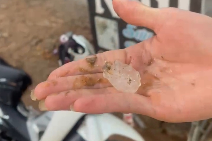 Les habitants ont enregistré des images de grêle apparaissant dans la zone du quartier de Phong Châu dans l'après-midi du 22 mars. 3. Photo: Fournie par les habitants.